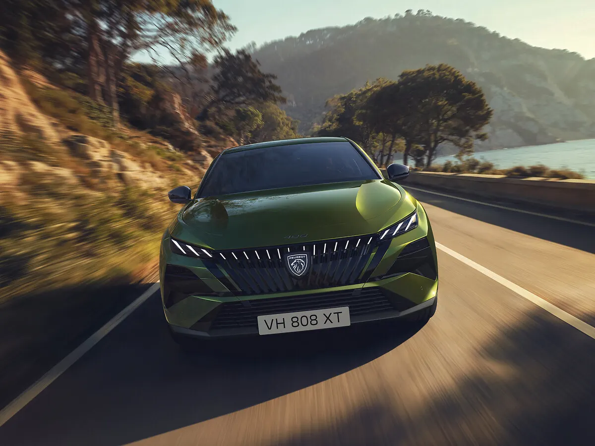 Peugeot E-408 restylée, face avant et griffes lumineuses