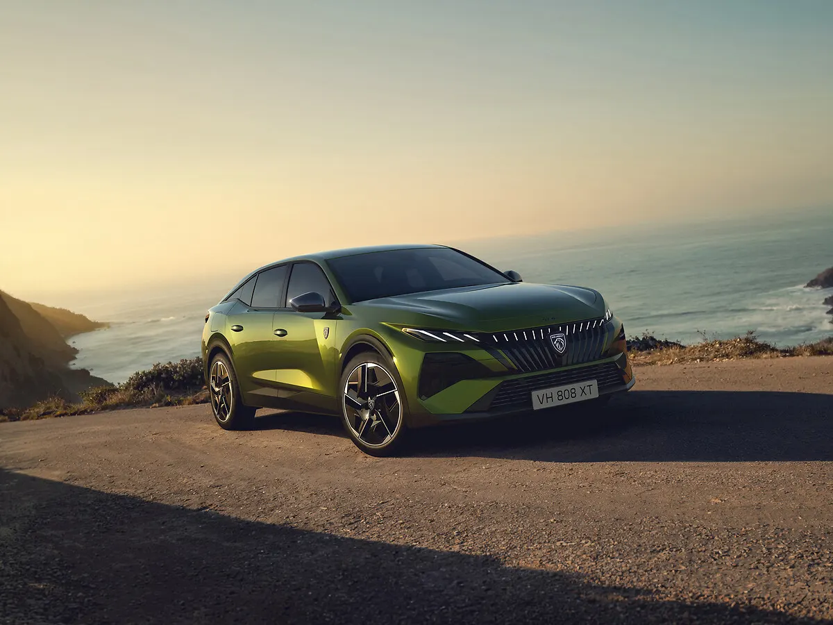 Peugeot E-408 restylée, avant 3/4 en bord de mer