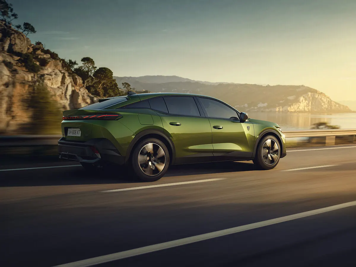 Peugeot E-408 restylée, arrière 3/4 en mouvement