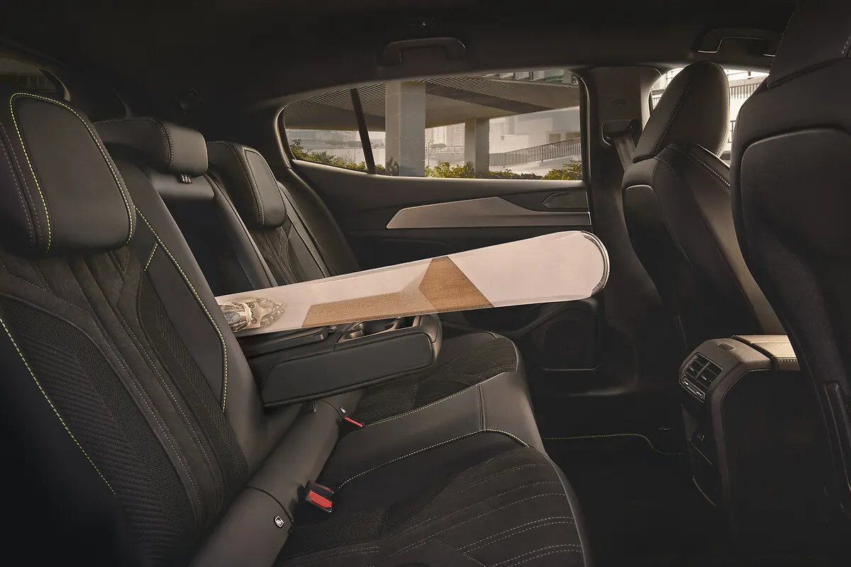 Peugeot E-408 restylée, places arrière