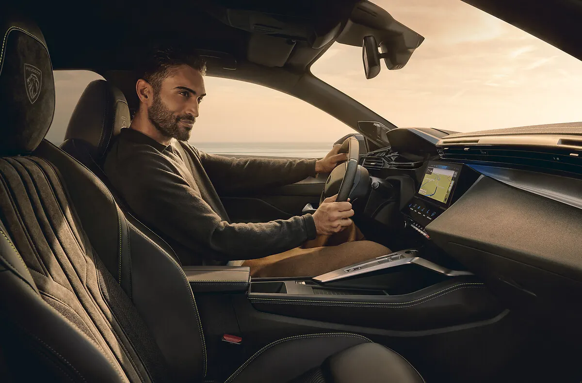 Peugeot E-408 restylée, poste de conduite et planche de bord