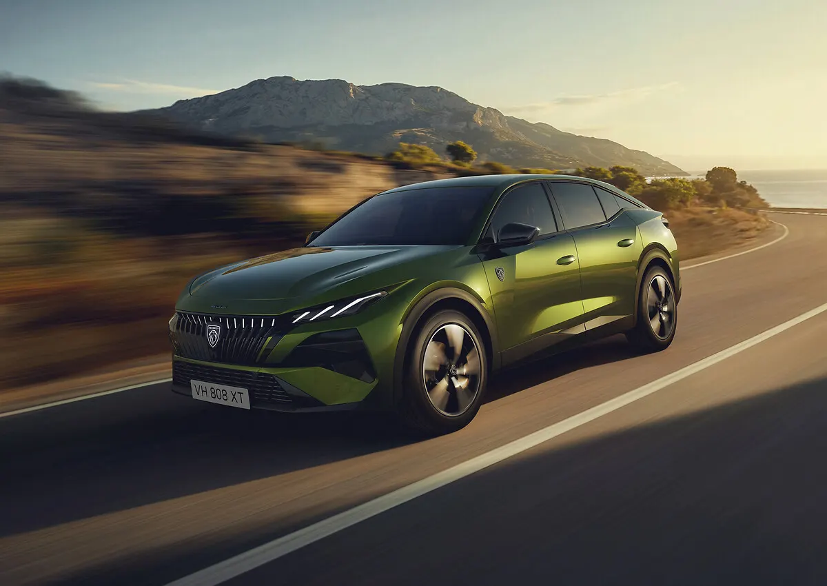 Peugeot E-408 restylée, avant 3/4 en mouvement