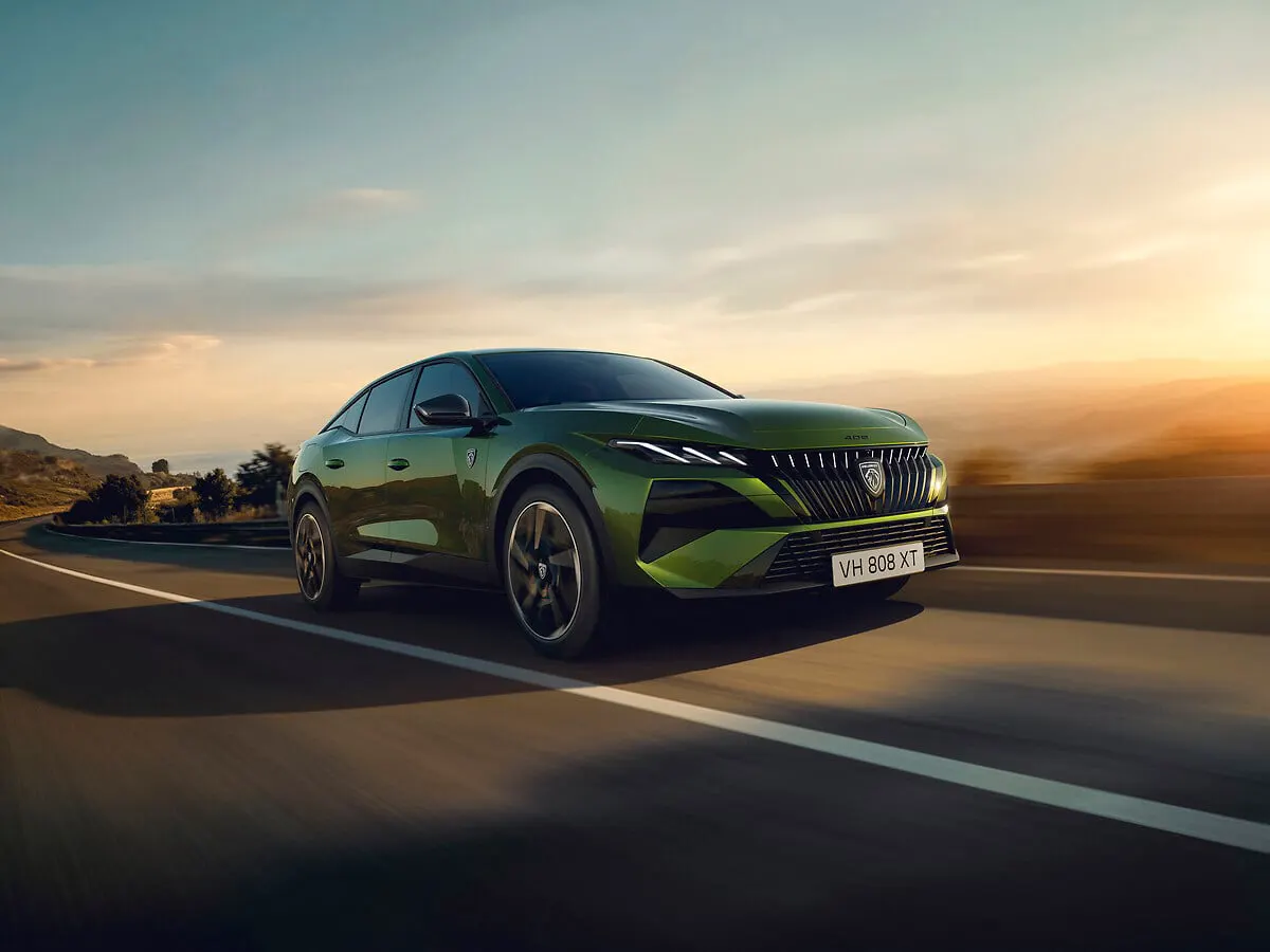 Peugeot E-408 restylée, en mouvement sur route