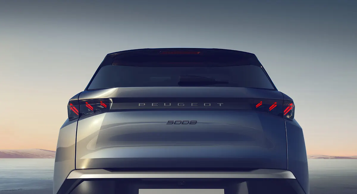 Peugeot E-5008, vue arrière et feux
