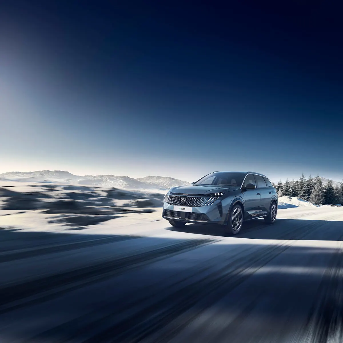 Peugeot E-5008, en mouvement sur route enneigée