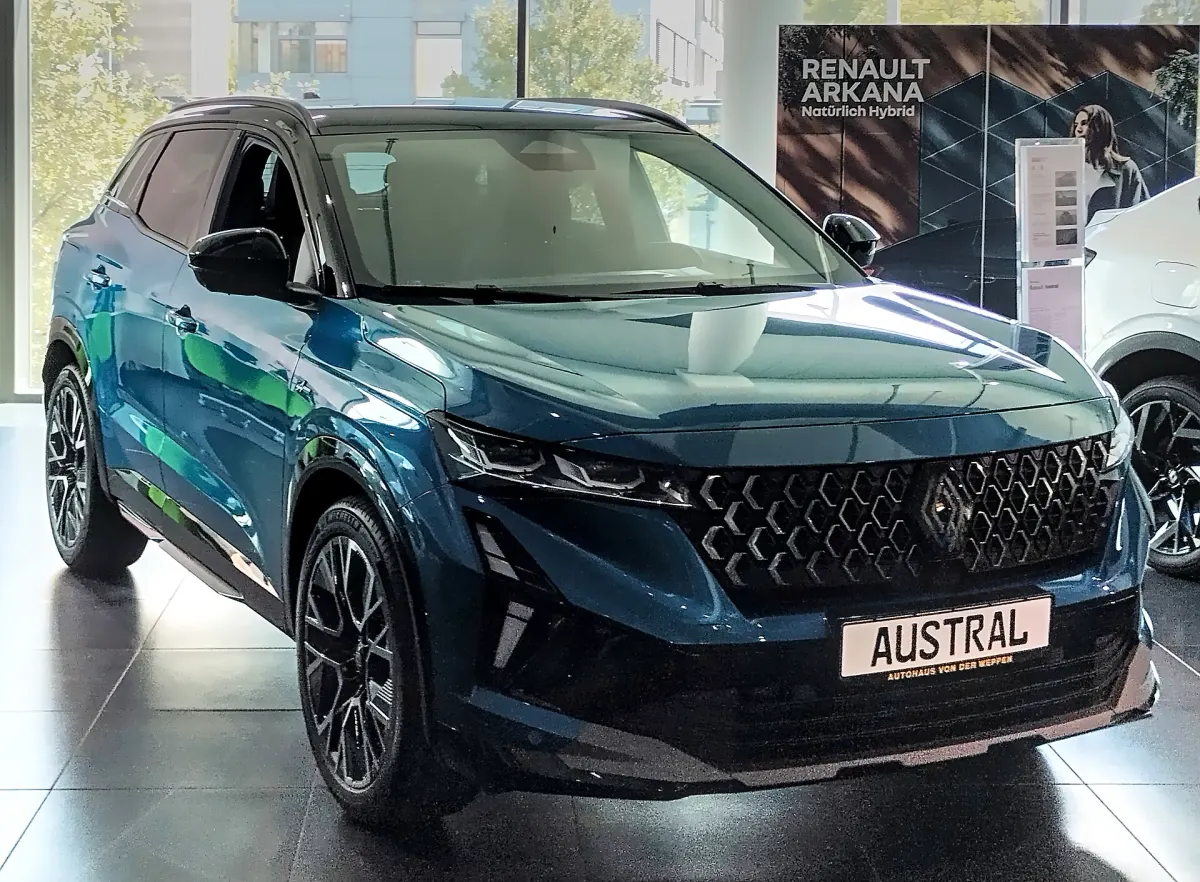 Renault Austral restylé (2025), avant 3/4 en concession, teinte bleue