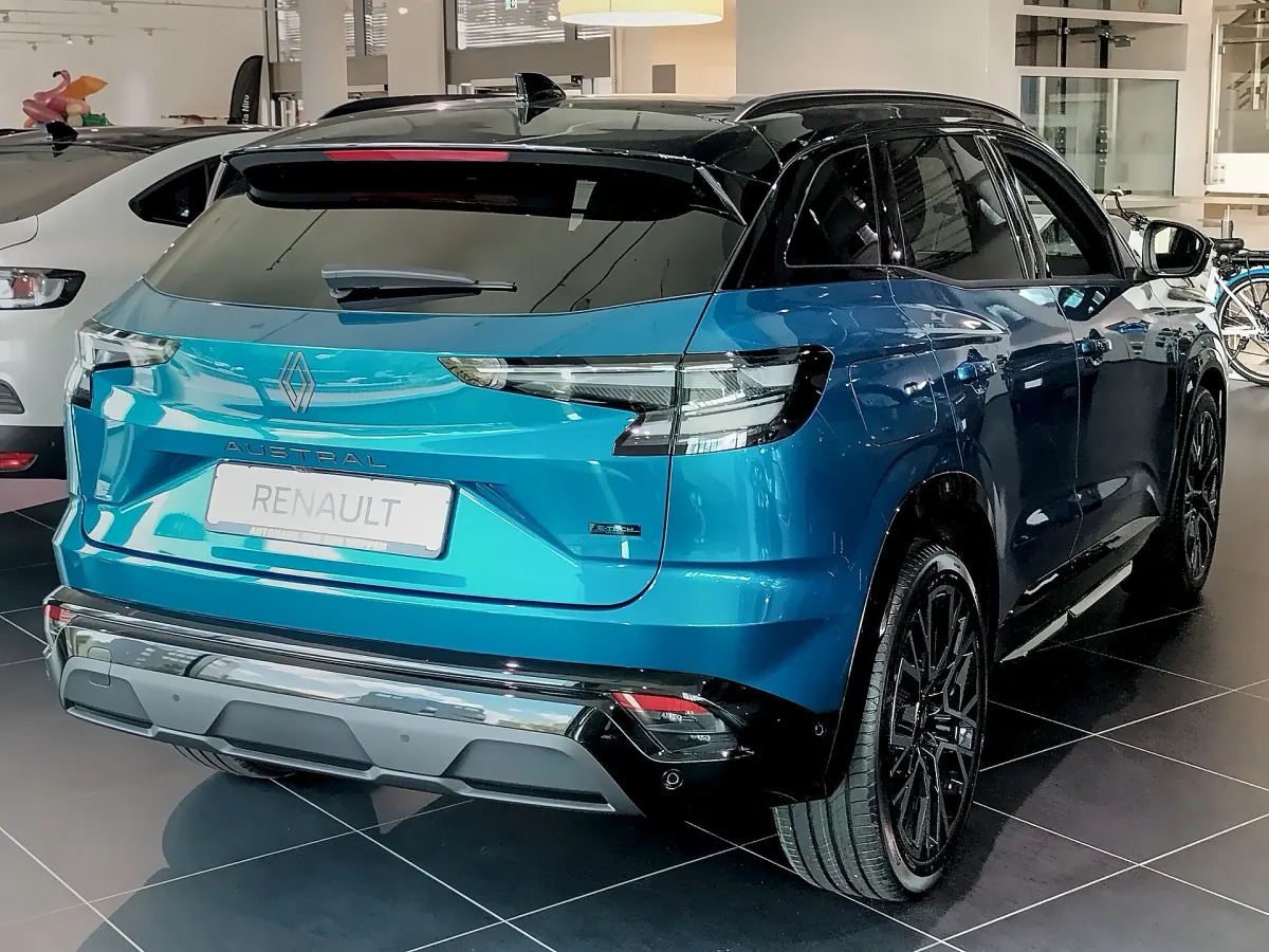Renault Austral restylé (2025), arrière 3/4 en concession, teinte bleue