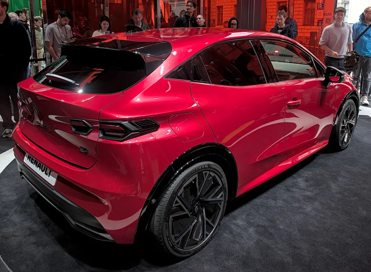 Renault Clio 6, arrière 3/4 en salon