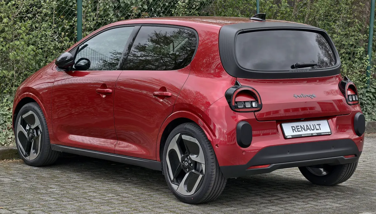 Renault Twingo E-Tech électrique rouge, vue arrière trois quarts
