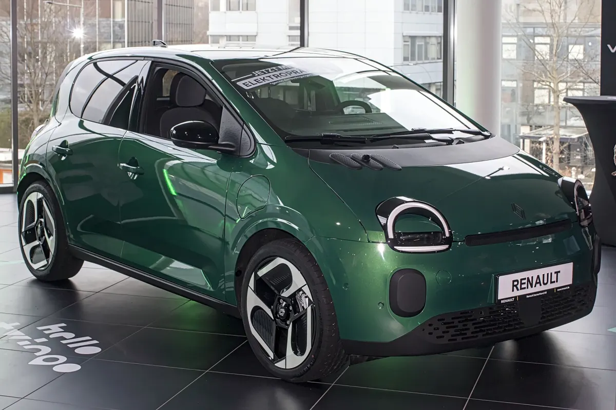Renault Twingo E-Tech électrique, vue avant trois quarts en concession