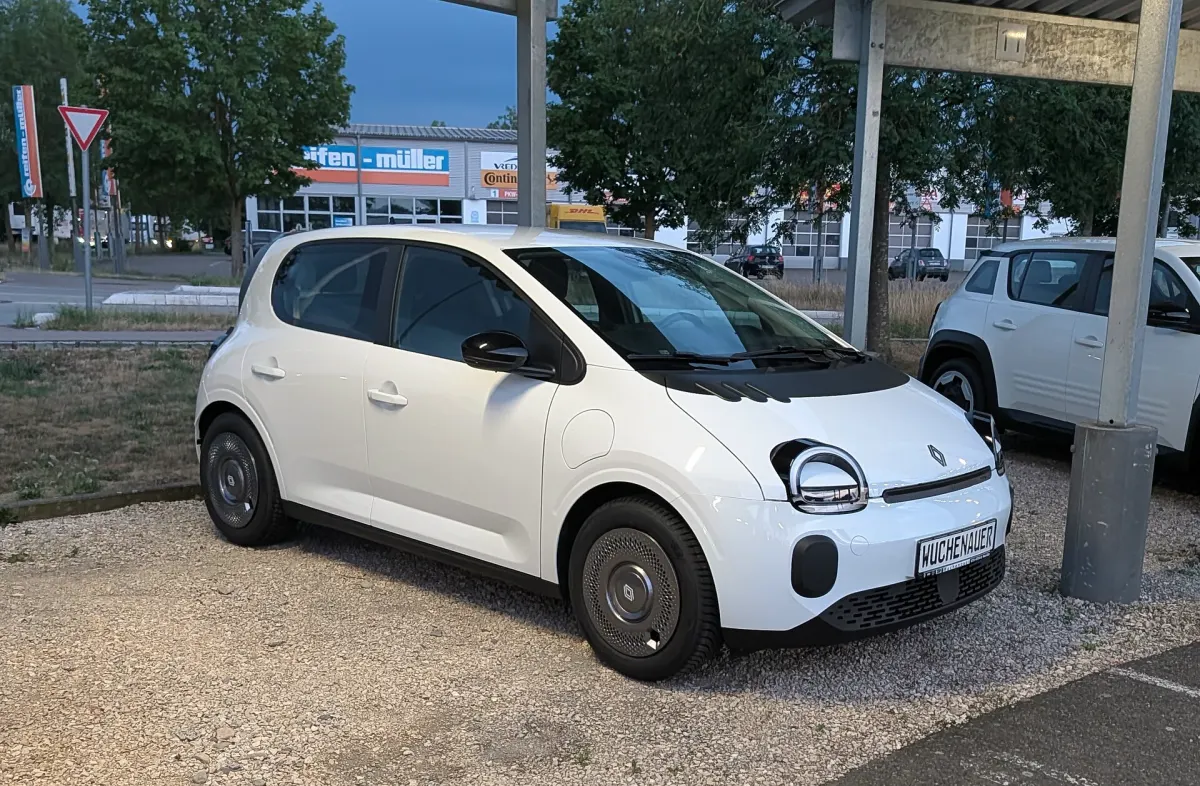 Renault Twingo E-Tech électrique blanche, vue avant trois quarts